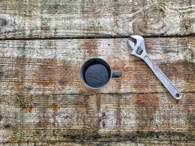 Регулярная проверка уровня и состояния масла двигателя